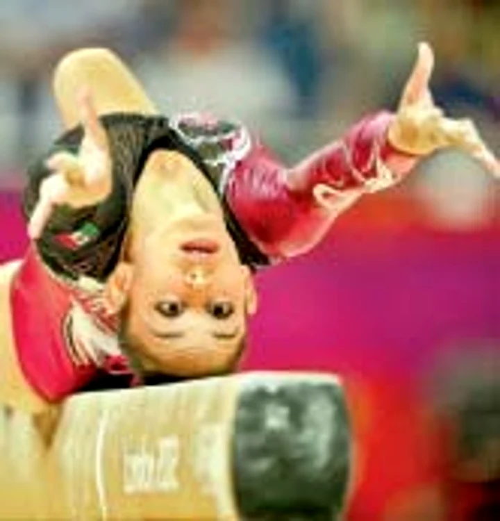 Gimnastă mexicană, „odihnindu-se” pe bârnă