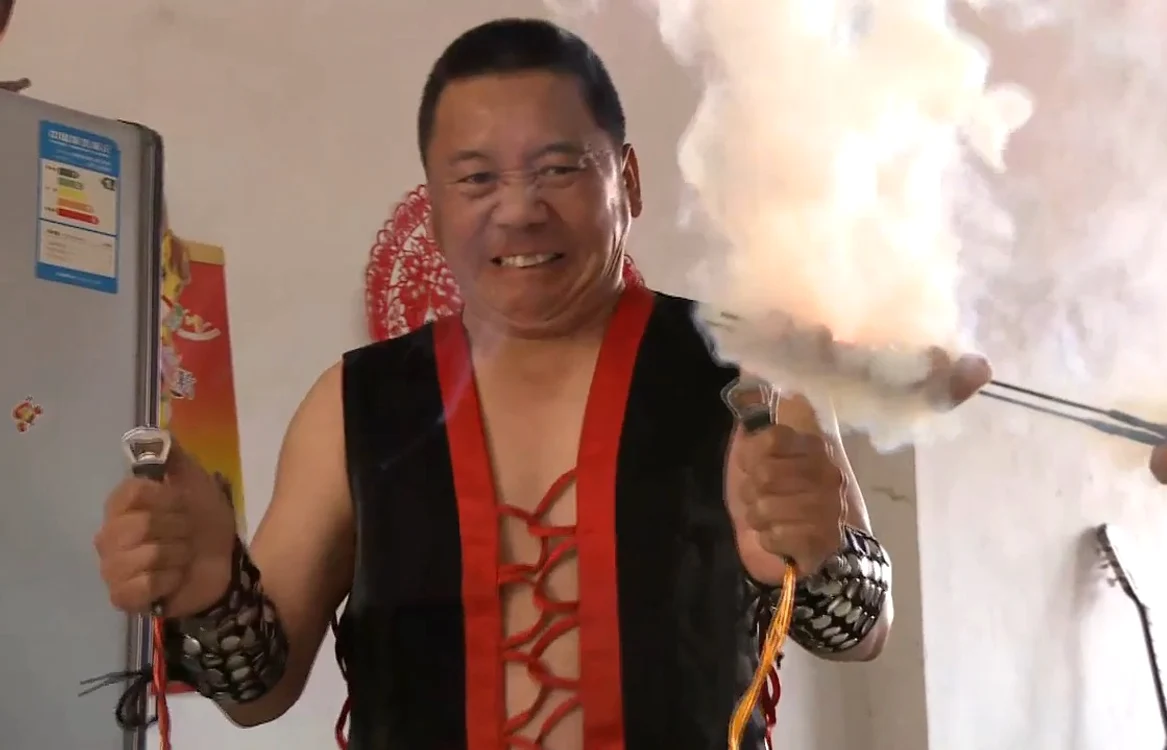 
    Chinezul Guo Ming îşi pregăteşte cu mâna micul dejuncaptură youtube.com  