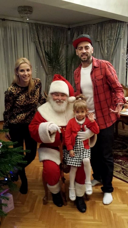 Elena, CRBL şi fiica lor, Alessia Ecaterina, au petrecut Crăciunul în Bucureşti, dar au făcut o vizită şi la Piteşti, la mama solistuluifoto: arhiva personală