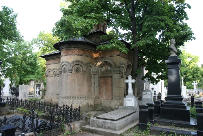 Pe pereţii exteriori ai monumentului încă se mai văd inscripţiile care amintesc de faptele de vitejie ale generalul Lahovary