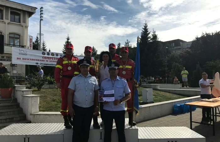 Campioni naţionali pentru a patra oară consecutivi, alături de coordonat şi şefii unităţii - ISU Vâlcea, Foto: Adevărul