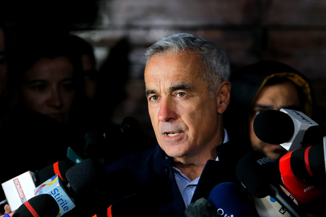 Călin Georgescu vorbește cu presa în fața locuinței sale din Izvorani FOTO PROFIMEDIA