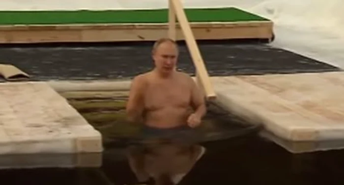 
    Vladimir Putin a celebrat Boboteaza pe rit vechi printr-o baie în apă înghețatăfoto: captură video  