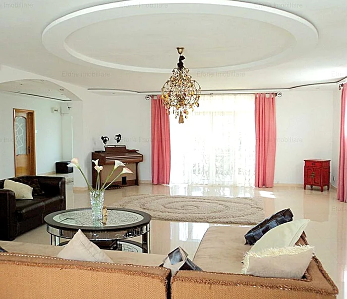 Livingul vilei este aranjat în stil minimalist, cu mobilă şi decoraţiuni de calitate