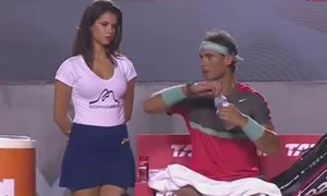 Rafael Nadal şi fotomodelele de mingi (captură: Gazzetta it) jpeg