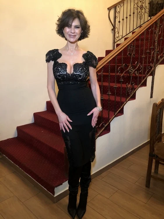 
    Ramona Bădescu a împlinit 53 de anifoto: arhiva personală  