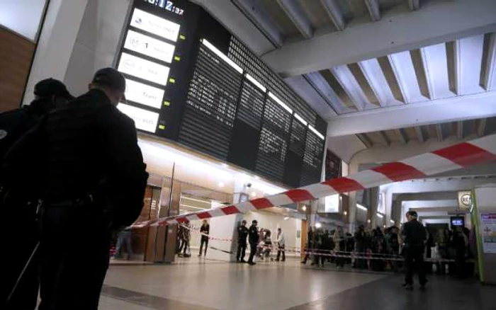 Scena locului unde s-a petrecut înjunghierea soldatului francez. FOTO: AFP