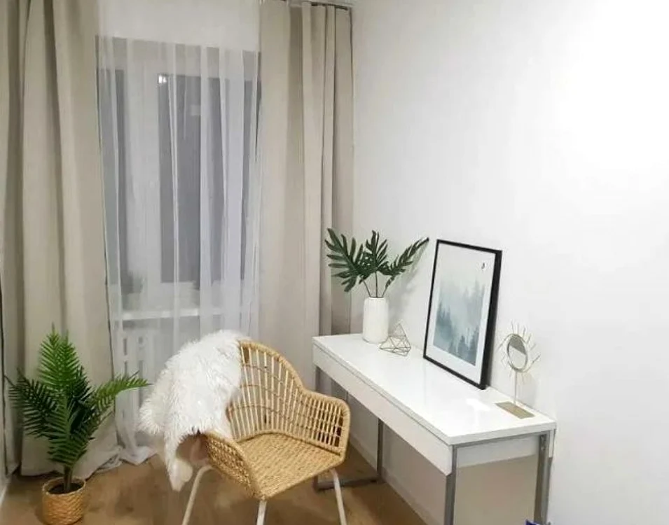 Aşa arată nişa pentru dormit a apartamentului din Cluj, momentan transformată în birou. FOTO OLX