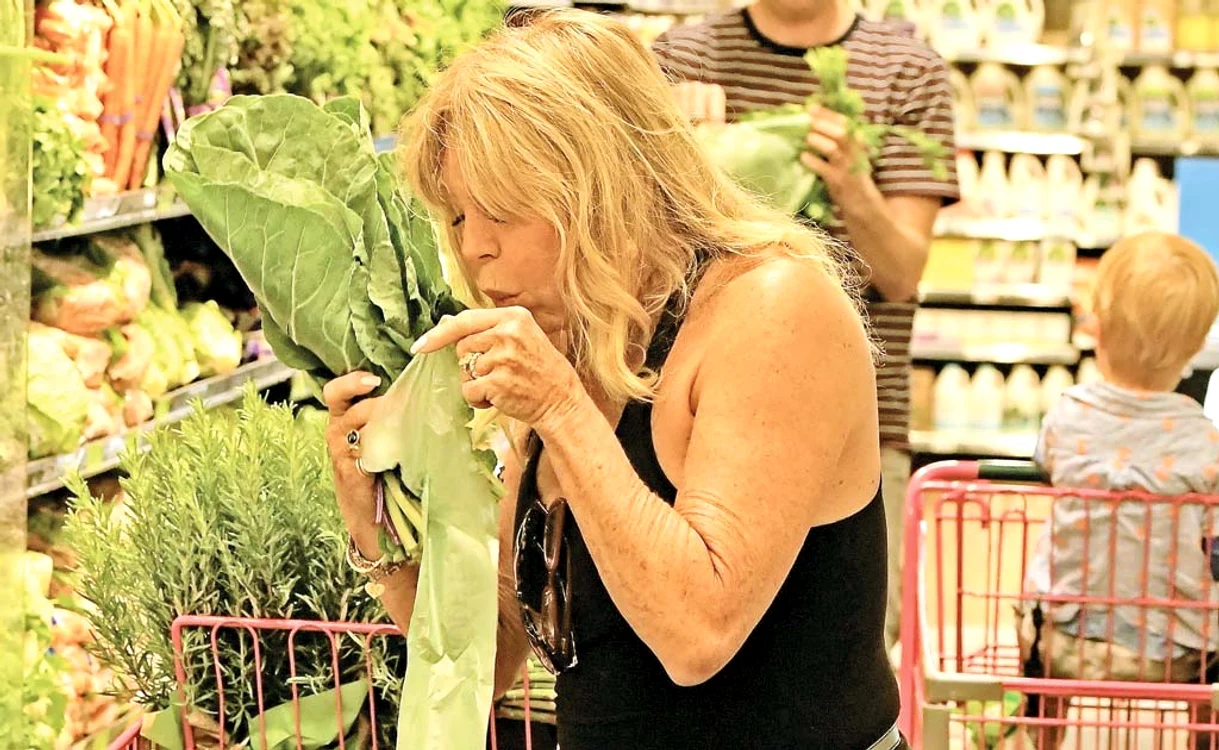 
    Goldie Hawn, o adevărată  gospodină: nu cumpără  până nu încearcă  