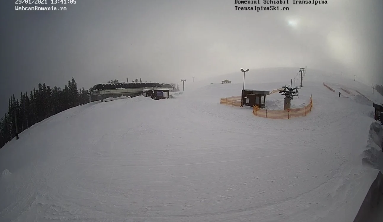 Pârtiile goale de la Transalpina Ski Resort - de la Vidra - Voineasa în judeţul Vâlcea în prima zi de deschidere a sezonului 2021 Foto captură web cam