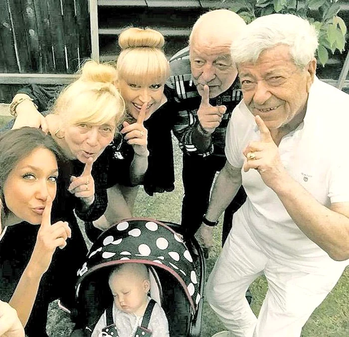 Micuţa Anastasia este răsfăţată de toată familia