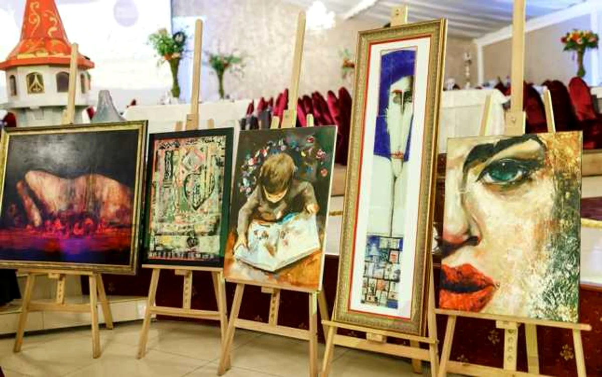Primul tablou din stânga a costat 10.500 de lei, iar primul din dreapta, 10.000 de lei FOTO Andrei Cucu