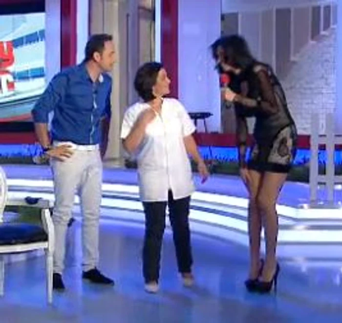 La prima urmă de curent, Nicoleta a sărit ca arsă (captură: Pro TV)