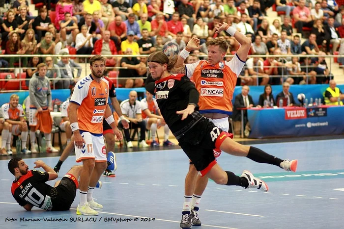 
    Ante Kuduz aruncă la poarta lui KristianstadFoto: Marian Burlacu  