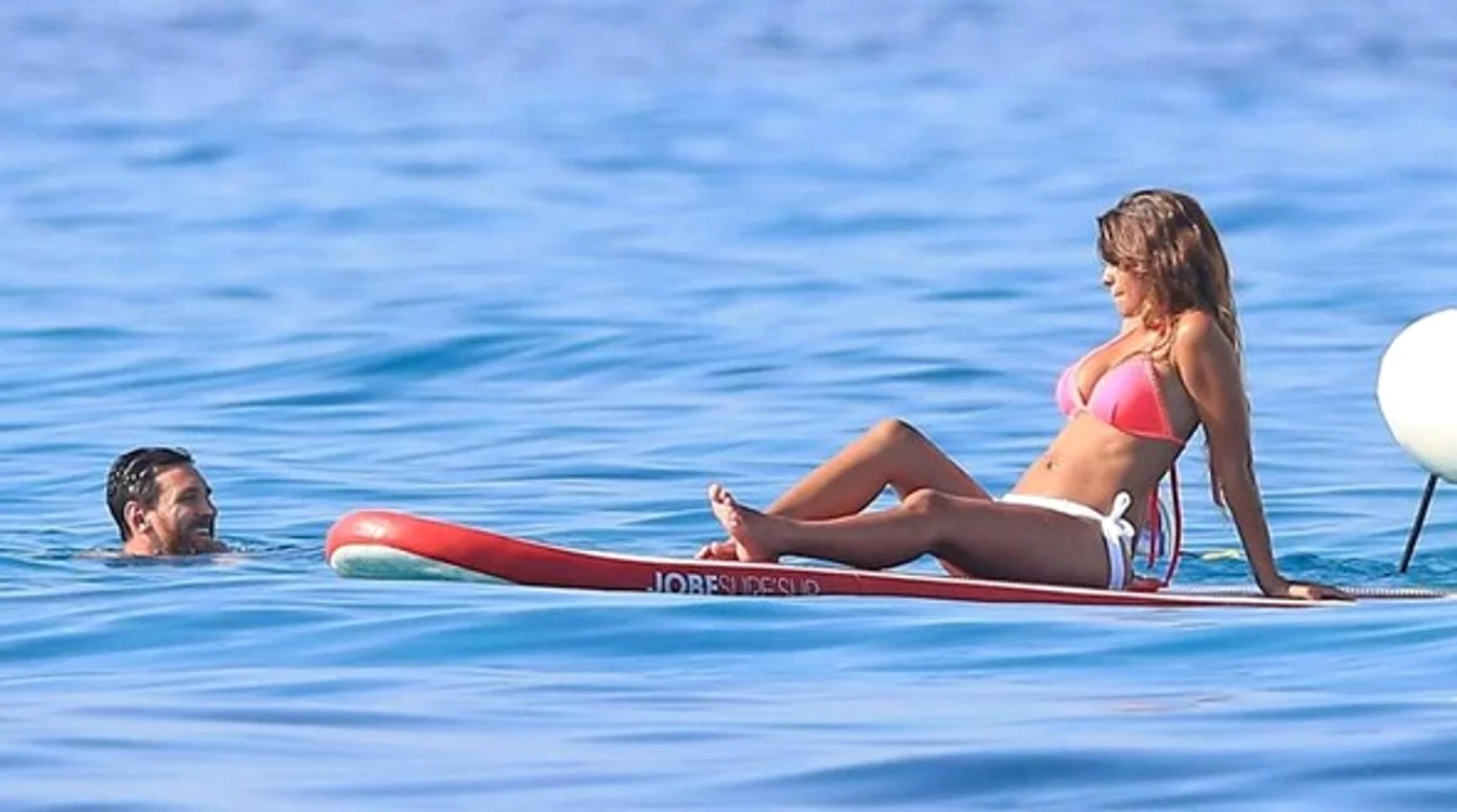 Leo Messi şi Antonella Roccuzzo se bucură de apă şi de soare la Ibiza