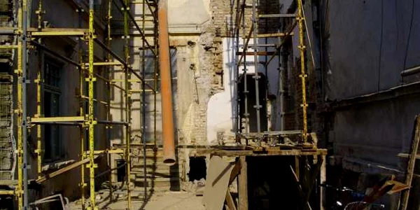 Clădirea în care s-a descoperit scheletul
