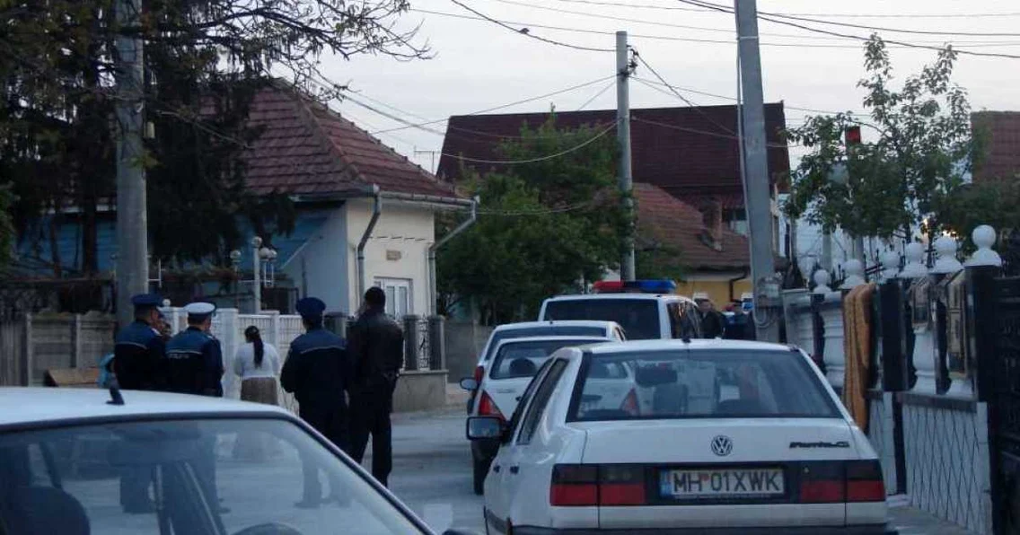 Oamenii legii în timpul unei descinderi
