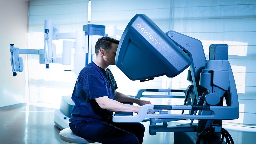 MedLife achiziționează alți doi roboți da Vinci: “Este extraordinar că pacienții noștri vor avea acces la cea mai mare echipă de medici certificați în chirurgie robotică din România”