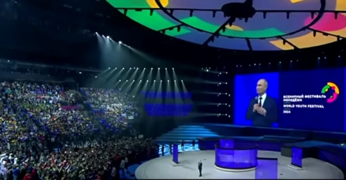 Putin în timp ce ia cuvântul la Festivalul Mondial al Tineretului organizat la Soci Captură YouTube