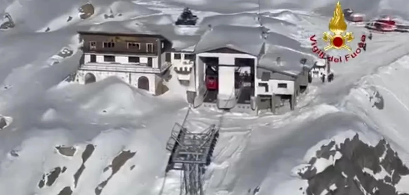 Trei români, printre turiştii rămaşi blocaţi în Alpii italieni. FOTO: captură video Vigili del Fuoco
