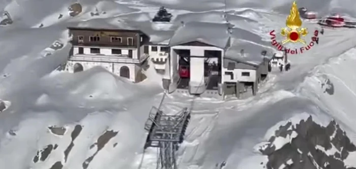 Trei români, printre turiştii rămaşi blocaţi în Alpii italieni. FOTO: captură video Vigili del Fuoco
