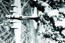 Un bombardier american, în misiune deasupra României (© Getty Images)