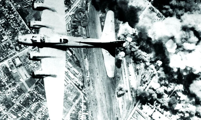 Un bombardier american, în misiune deasupra României (© Getty Images)