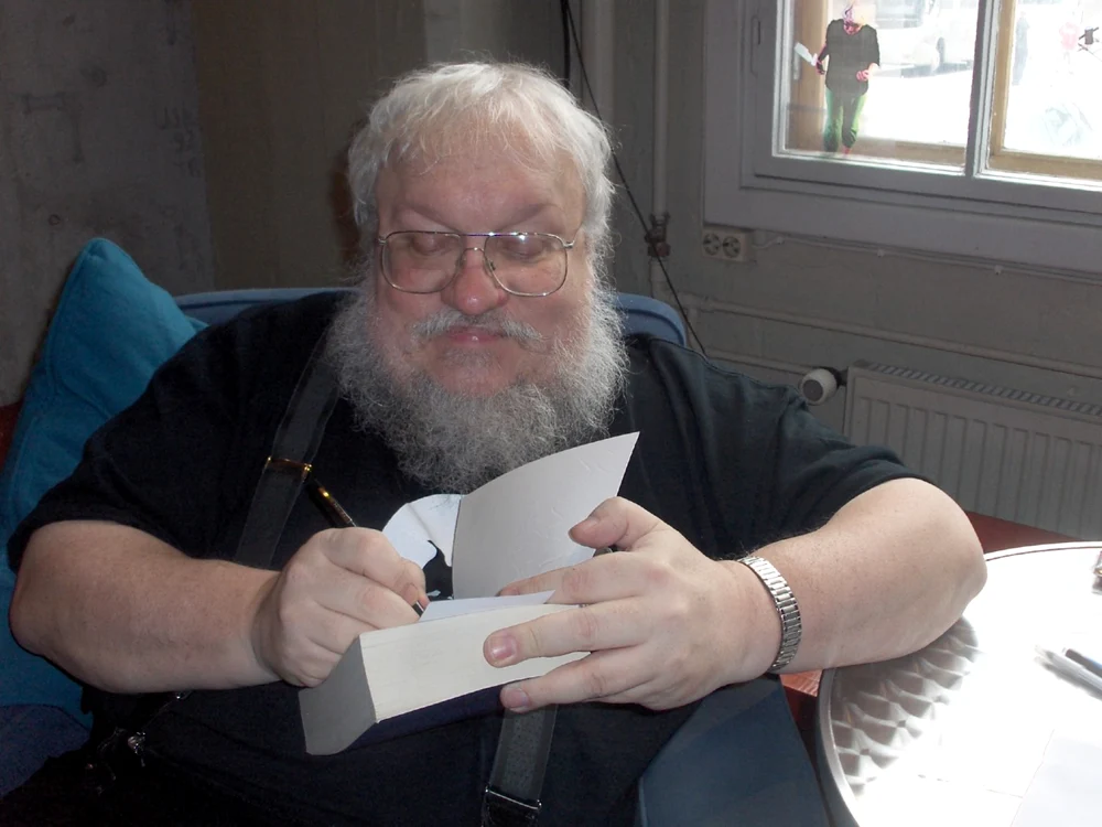 In 1996  R.R. Martin a inceput sa scrie seria fantasy Cantec de gheata si foc (din care la editura Nemira au aparut Festinul Ciorilor, Iuresul sabiilor, Inclestarea regilor si Urzeala tronurilor).