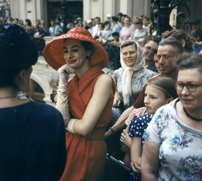 
    Manechinele casei Dior au coborât în stradă, printre oameni obișnuiți, la Moscova, în 1959foto: Howard Sochurek, LIFE  