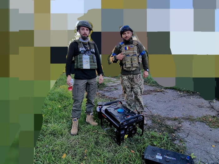 Radu Hossu (stânga, cu tricou negru) în Ucraina FOTO Radu Hossu