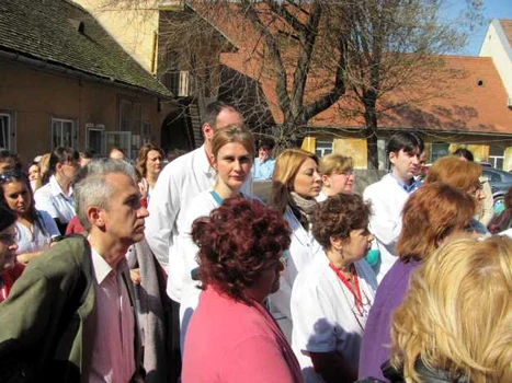 Medicii au protestat în curtea Clincii de Dermatologie din Timişoara