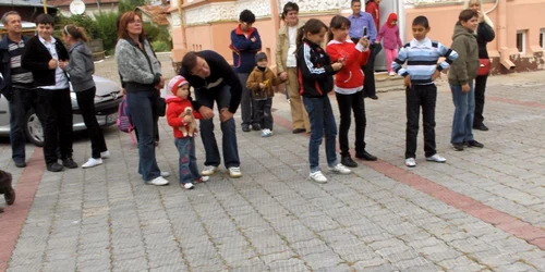 Cursurile se adresează atât copiilor, cât şi tinerilor