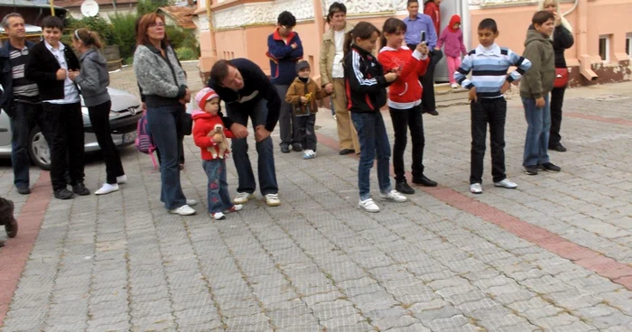 Cursurile se adresează atât copiilor, cât şi tinerilor