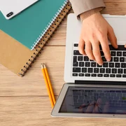 Laptop - completare formulare - calcule- om de afaceri FOTO Shutterstock 