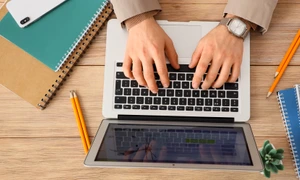 Laptop - completare formulare - calcule- om de afaceri FOTO Shutterstock