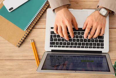 Laptop - completare formulare - calcule- om de afaceri FOTO Shutterstock