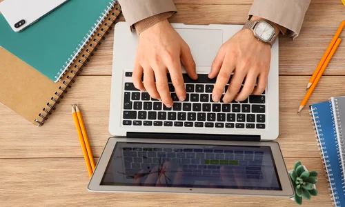 Laptop - completare formulare - calcule- om de afaceri FOTO Shutterstock 