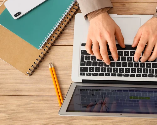 Laptop - completare formulare - calcule- om de afaceri FOTO Shutterstock