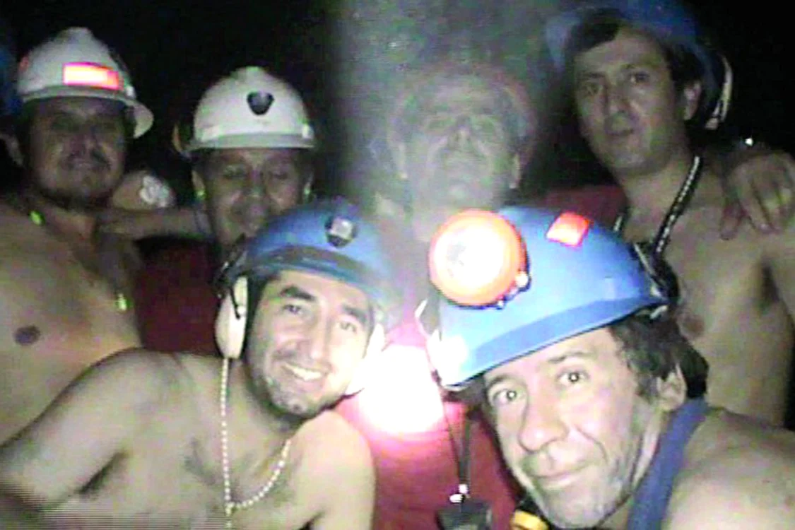 Minerii au reuşit să se fotografieze şi  să trimită imaginile la suprafaţă prin  acelaşi tub prin care primesc mâncarea