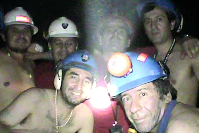 Minerii au reuşit să se fotografieze şi  să trimită imaginile la suprafaţă prin  acelaşi tub prin care primesc mâncarea