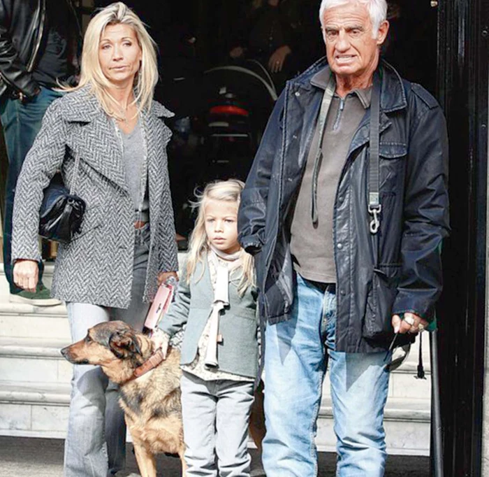 În sfârşit, o familie aparent fericită: Nathalie (47 de ani), Stella (8 ani) şi Jean Paul Belmondo (79 de ani)