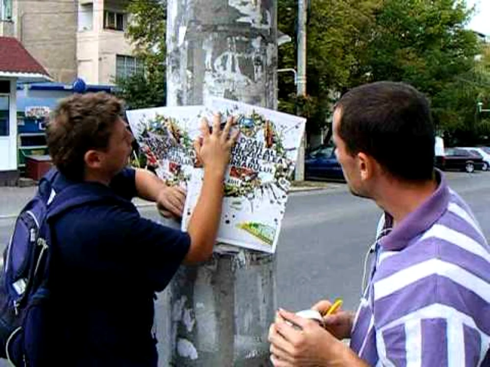
    Amenda pentru afișele lipite în locuri nepermise ajunge până la 1.000 de lei  