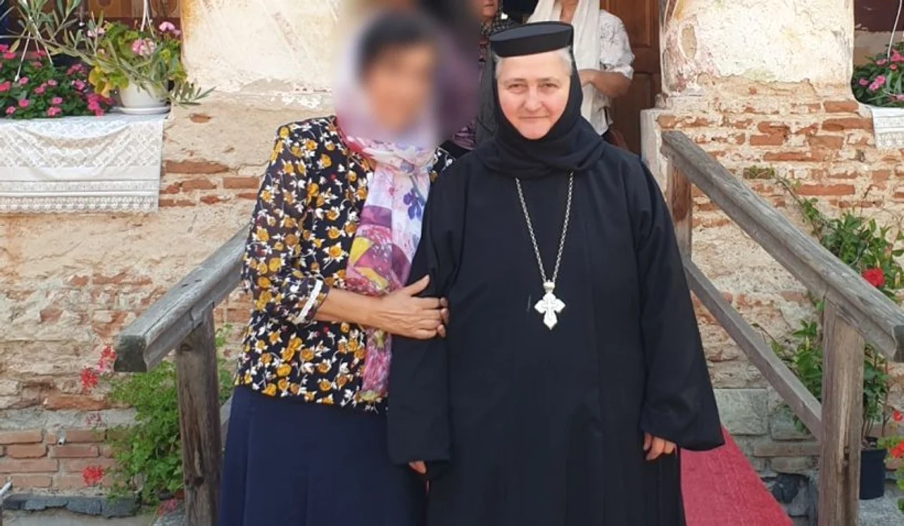 
    Maica Petronia se grăbea să facă aprovizionarea cu pește a mânăstiriiFoto: Facebook/Manastirea Bascovele  