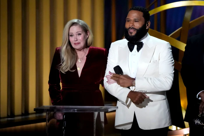 Christina Applegate, plângând pe scena Premiilor Emmy, la brațul lui Anthony Anderson
