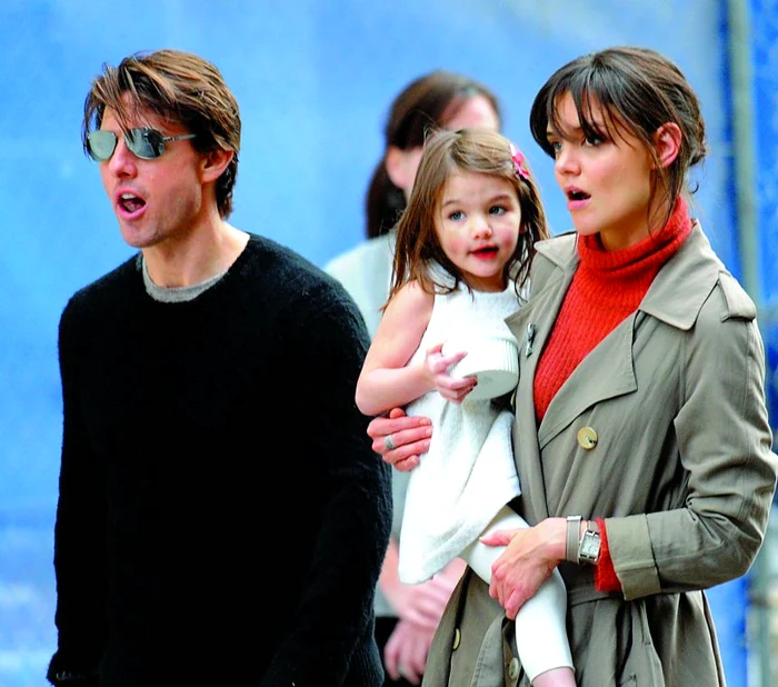 Chiar dacă mama copilului a ieşit nemachiată la plimbare, pe Suri a boit-o strident