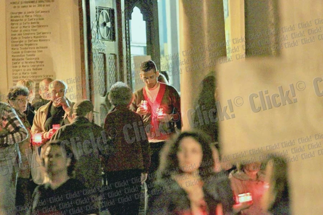 Cătălin Munteanu  a venit cu copilul  în căruţ la slujba  de Înviere (FOTOGRAFII: MIHAI IONESCU)