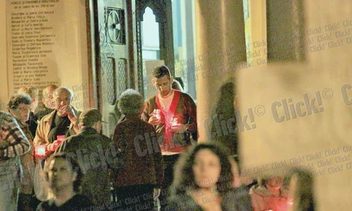 Cătălin Munteanu  a venit cu copilul  în căruţ la slujba  de Înviere (FOTOGRAFII: MIHAI IONESCU) jpeg