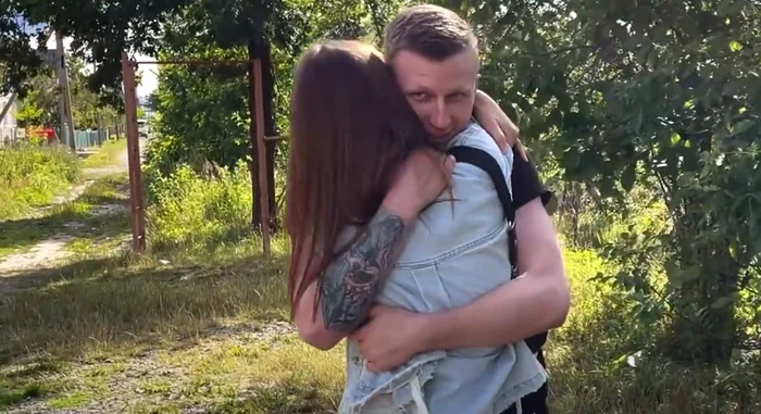 Bucuros că a scăpat cu viață, soldatul și-a cerut iubita de nevastă