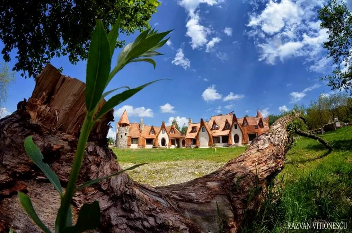 Castelul se află în Zona Turistică Porumbacul de Sus