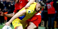 România - Turcia: Alper Yilmaz și Radu Drăgușin FOTO EPA/EFE